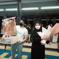 Setelah melihat sambutan tarian, Atta dan Aurel pun diberikan hadiah berupa buket bunga dan beberapa pakaian untuk baby A yang sudah dihias. Walaupun masih terlihat bingung, namun keduanya tampak bahagia dan senang menerima kejutan tersebut. Foto: YouTube/AH