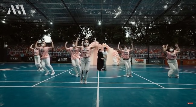 Bahkan Atta dan Aurel pun sempat terlihat ikut menari bersama. Keduanya terlihat kompak dan romantis. Atta tampak memegangi istrinya yang tengah hamil besar itu dengan penuh rasa sayang. Foto: YouTube/AH