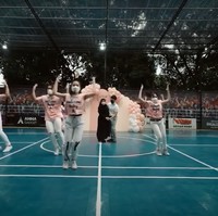 Bahkan Atta dan Aurel pun sempat terlihat ikut menari bersama. Keduanya terlihat kompak dan romantis. Atta tampak memegangi istrinya yang tengah hamil besar itu dengan penuh rasa sayang. Foto: YouTube/AH