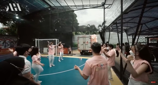Usai menari bersama, sebuah truk yang telah dihias pun datang. Para penari yang mengenakan pakaian serba pink itu pun turut menemani Atta dan Aurel untuk mendekat ke truk tersebut. Foto: YouTube/AH