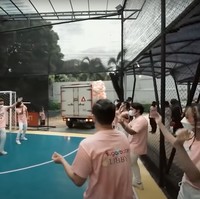 Usai menari bersama, sebuah truk yang telah dihias pun datang. Para penari yang mengenakan pakaian serba pink itu pun turut menemani Atta dan Aurel untuk mendekat ke truk tersebut. Foto: YouTube/AH
