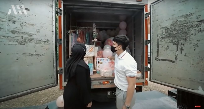 Rupanya truk tersebut berisi pakaian dan perlengkapan-perlengkapan untuk baby A. Atta dan Aurel pun tampak terkejut mendapatkan hadiah yang cukup banyak untuk baby A. Foto: YouTube/AH