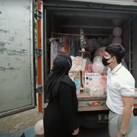 Rupanya truk tersebut berisi pakaian dan perlengkapan-perlengkapan untuk baby A. Atta dan Aurel pun tampak terkejut mendapatkan hadiah yang cukup banyak untuk baby A. Foto: YouTube/AH