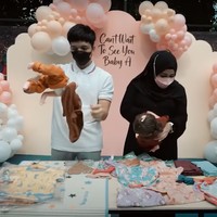 Momen kejutan itu pun semakin seru usai Atta Halilintar dan Aurel Hermansyah diajak untuk mencoba barang-barang tersebut menggunakan boneka bayi. Sebagai calon orangtua baru, keduanya tampak sudah cukup mahir untuk mengurus bayi. Foto: YouTube/AH
