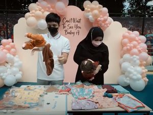 8 Foto Keseruan Atta & Aurel Hermansyah Dapat Kado 1 Truk Baju Bayi