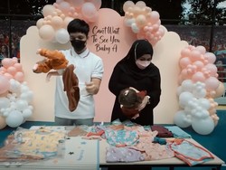 8 Foto Keseruan Atta & Aurel Hermansyah Dapat Kado 1 Truk Baju Bayi