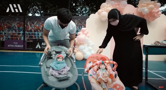 Nah begini hasil dari Atta dan Aurel usai mendandani boneka bayi. Kamu lebih suka hasil dandanan Atta atau Aurel nih? Foto: YouTube/AH