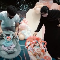 Nah begini hasil dari Atta dan Aurel usai mendandani boneka bayi. Kamu lebih suka hasil dandanan Atta atau Aurel nih? Foto: YouTube/AH