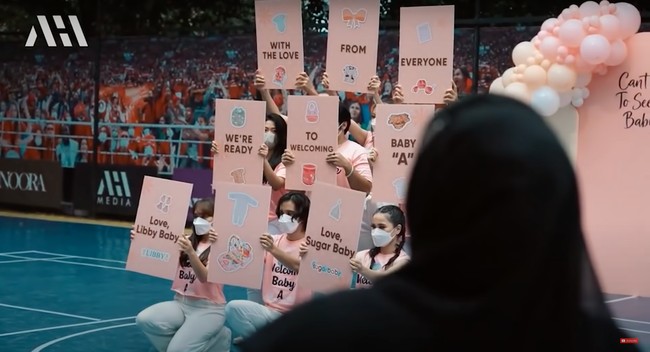 Melalui channel YouTube pribadinya, Atta Halilintar tampak membagikan momen saat dirinya dan Aurel mendapat kejutan berupa 1 truk perlengkapan untuk baby A. Awalnya keduanya pun terlihat terkejut ketika mendapatkan sambutan berupa tarian. Masing-masing penari tersebut tampak sudah membawa papan-papan tulisan di tangannya. Foto: YouTube/AH