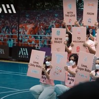 Melalui channel YouTube pribadinya, Atta Halilintar tampak membagikan momen saat dirinya dan Aurel mendapat kejutan berupa 1 truk perlengkapan untuk baby A. Awalnya keduanya pun terlihat terkejut ketika mendapatkan sambutan berupa tarian. Masing-masing penari tersebut tampak sudah membawa papan-papan tulisan di tangannya. Foto: YouTube/AH