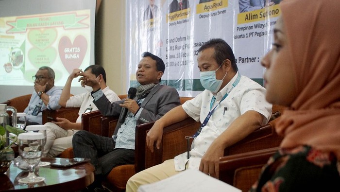 Begini Manuver Pegadaian Hadapi Pinjol-Gadai Swasta PT Pegadaian terus berbenah diri untuk memberikan yang terbaik, seperti salah satunya adalah strategi menghadapi pinjol dan gadai swasta. Seperti apa? Ini caranya.