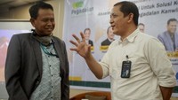 Pimpinan Wilayah Kanwil VIII Jakarta 1 PT Pegadaian, Alim Sutiono, berbincang dengan Deputy Area Jatiwaringin, Ferry Hariawan, mengungkap Akselerasi Informasi untuk Solusi Keuangan Masyarakat Bersama Pegadaian di Jakarta, Selasa (15/2/2022). 