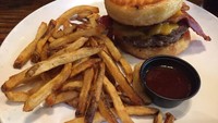 Pernah membayangkan makan selai kacang dengan daging? Sebuah restoran di San Diego ini menyajikan burger yang dilengkapi dengan selai buah dan selai kacang. Foto: mentai floss
