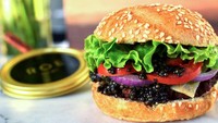 Menawarkan sensasi burger mahal, ada sebuah burger yang diisi dengan caviar. Bahkan seluruh isian burgernya ini terbuat dari bahan-bahan premium hingga dibanderol senilai Rp 4,2 juta. Foto: mentai floss