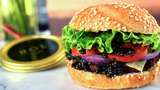 10 Burger Ini Punya Isian Aneh yang Bikin Ragu untuk Melahapnya