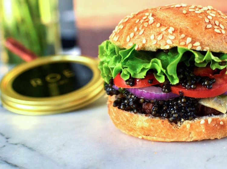 10 Burger Ini Punya Isian Aneh yang Bikin Ragu untuk Melahapnya