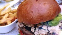 Beberapa waktu lalu kemunculan burger sushi di Indonesia memang sempat populer. Sebuah sushi dicetak seolah mirip seperti burger. Tetapi jika di California, sushi justru benar-benar dimasukkan di antara roti burger. Foto: mentai floss