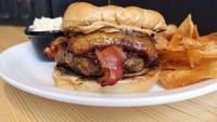 Biasanya burger dinikmati dengan mayonaise, mustard, atau saus, tapi burger yang satu ini cukup unik. Masih menggunakan mayonaise, tetapi ada campuran cincangan kacang di dalamnya. Foto: mentai floss