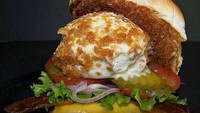 Es krim goreng akhir-akhir ini memang tengah populer. Satu sendok es krim dimasukkan ke dalam roti kemudian digoreng hingga cokelat. Tetapi di Florida, es krim goreng ini justru dijadikan isian burger. Foto: mentai floss