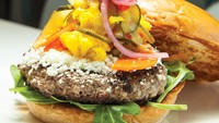 Burger biasa dikenal sebagai makanan tinggi kalori. Tetapi di Atlanta ada burger yang disajikan dengan isian mangga hingga pir. Foto: mentai floss
