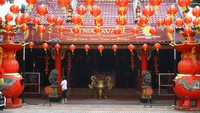 Warga Tionghoa melintas di depan altar persembahyangan saat hari Cap Go Meh di Klenteng En Ang Kiong, Malang, Jawa Timur, Selasa (15/2/2022).