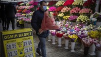 Meski dibayangi ancaman invasi Rusia, sejumlah warga di Kyiv, Ukraina, tetap antusias merayakan Hari Valentine. 