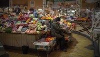 Sementara itu, kekhawatiran atas ancaman invasi Rusia tak terlihat di kawasan Kyiv, Ukraina. Sejumlah pedagang tampak berjualan beragam buah dan sayur seperti biasa di kawasan tersebut.