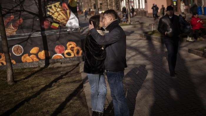 Rusia dikabarkan akan menyerang Ukraina, Rabu (16/2) besok. Meski dibayangi invasi Rusia, Hari Valentine tak dilewatkan begitu saja oleh orang-orang di Ukraina.