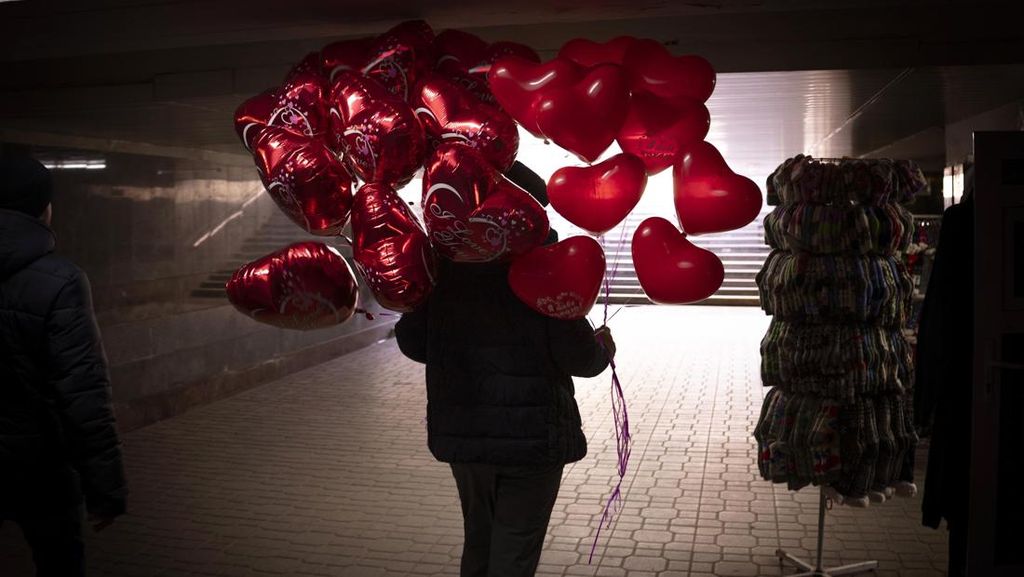 Dibayangi Perang, Warga Ukraina Tetap Asyik Rayakan Valentine