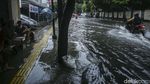 Diguyur Hujan Lebat, Jalan di Duren Sawit Jaktim Tergenang