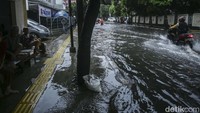 Hujan yang mengguyur kawasan Jakarta Timur ini membuat jalan tergenang.