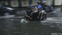 Para pengendara yang melintas pun merasa kesulitan dengan genangan yang cukup tinggi.
