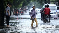Ketinggian air di jalan ini pun beragam, ada pula yang mencapai betis orang dewasa.
