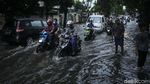 Diguyur Hujan Lebat, Jalan di Duren Sawit Jaktim Tergenang