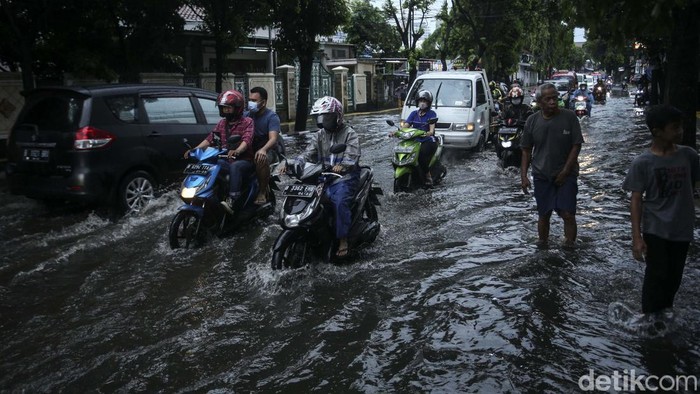 Diguyur Hujan Lebat, Jalan di Duren Sawit Jaktim Tergenang Hujan deras yang mengguyur Jakarta sore tadi membuat sejumlah jalan tergenang. Salah satunya di Jalan Haji Naman, Duren Sawit, Jakarta Timur.