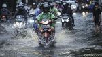 Diguyur Hujan Lebat, Jalan di Duren Sawit Jaktim Tergenang