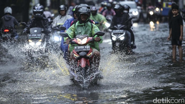 Diguyur Hujan Lebat, Jalan di Duren Sawit Jaktim Tergenang Hujan deras yang mengguyur Jakarta sore tadi membuat sejumlah jalan tergenang. Salah satunya di Jalan Haji Naman, Duren Sawit, Jakarta Timur.
