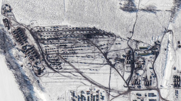 Citra satelit tunjukkan aktivitas militer Rusia di perbatasan Ukraina beberapa waktu terakhir. Sementara itu, Rusia dikabarkan akan invasi Ukraina besok.