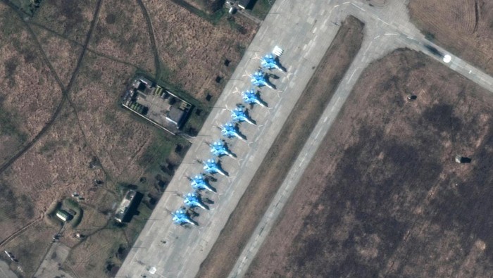 Citra satelit tunjukkan aktivitas militer Rusia di perbatasan Ukraina beberapa waktu terakhir. Sementara itu, Rusia dikabarkan akan invasi Ukraina besok.