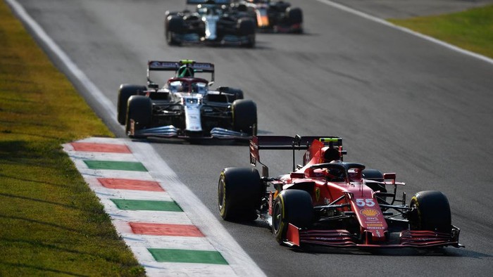 MONZA, ITALY - SEPTEMBER 11: Carlos Sainz of Spain driving the (55) Scuderia Ferrari SF21 during the Sprint ahead of the F1 Grand Prix of Italy at Autodromo di Monza on September 11, 2021 in Monza, Italy. (Photo by Rudy Carezzevoli/Getty Images)