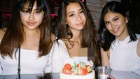 Momen manis yang dirayakan bersama sahabat juga tidak lupa dilengkapi dengan kue. Memilih kue dengan hiasan buah strawberry dan beberapa lilin, Belleza tampak bersinar mengenakan pakaian berwarna senada bersama temannya. Foto: Instagram/belleza_17