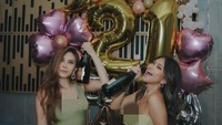 Seluruh kerabatnya yang datang juga terlihat sangat menikmati pesta. Menyajikan beberapa botol champagne, Belleza tapak tersenyum begitu lebar. Foto: Instagram/belleza_17