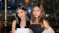 Saat berada di Jakarta, dirinya juga tidak pernah lupa menemui teman-temannya. Memilih restoran yang berada di gedung-gedung tinggi menjadi kesukaan Belleza dan teman-temannya. Foto: Instagram/belleza_17