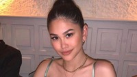 Belleza sosok yang selalu memerhatikan pakaiannya. Walaupun hanya sekadar duduk di kafe, dirinya selalu tampil modis. Foto: Instagram/belleza_17