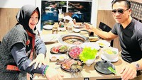 Pria kelahiran 5 Agustus 1981 ini juga punya momen makan romantis bareng sang istri. Menu pilihannya kali ini daging panggang di restoran Jepang.  Foto: Instagram @gusmiftah
