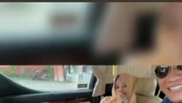 Ketika PPKM diberlakukan, Gus Miftah mengajak istrinya makan nasi Padang di dalam mobil. Ia menyantap nasi dengan aneka lauk khas rumah makan Minangkabau ini. Foto: Instagram @gusmiftah