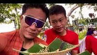 Gus Miftah juga sesekali kerap berwisata kuliner. Ia menikmati pecel pincuk sambil duduk di pinggir jalan.  Foto: Instagram @gusmiftah