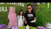 Saat merayakan ulang tahun pernikahan ke-17, Gus Miftah dan istrinya memilih untuk merayakannya dengan sederhana. Sebuah nasi tumpeng dihadirkan untuk memeriahkan momen ini. Foto: Instagram @gusmiftah
