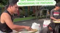 Berhentilah meragukan diri sendiri, bekerja keras dan wujudkan, tulis Gus Miftah pada video yang memperlihatkan dirinya tengah mengayak beras. Foto: Instagram @gusmiftah