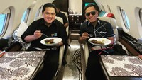 Bersama Erick Thohir, Gus Miftah menikmati momen makan siangnya di atas pesawat jet pribadi. Hidup itu santai aja, jalan aja jangan lari. Karena hidup itu perjalanan bukan pelarian, kata Gus Miftah. Foto: Instagram @gusmiftah